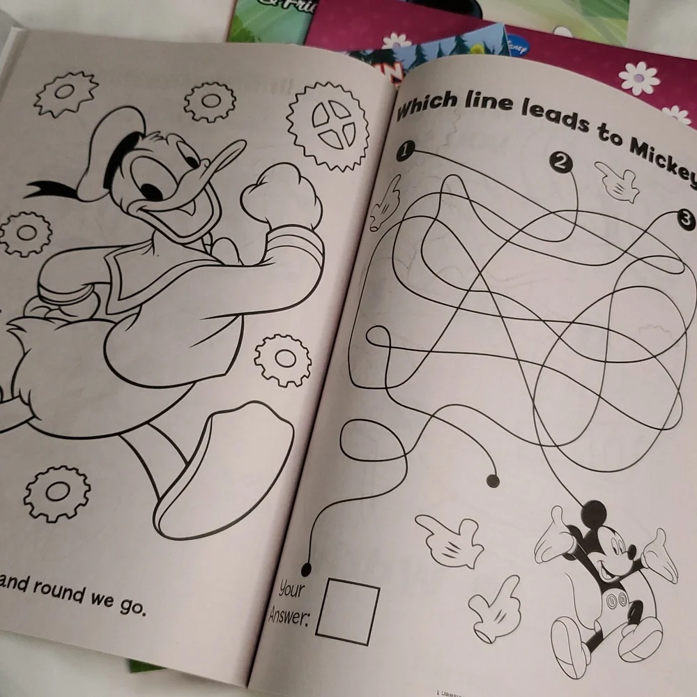 Mickey Mouse Coloring and‎ Activity Book Set